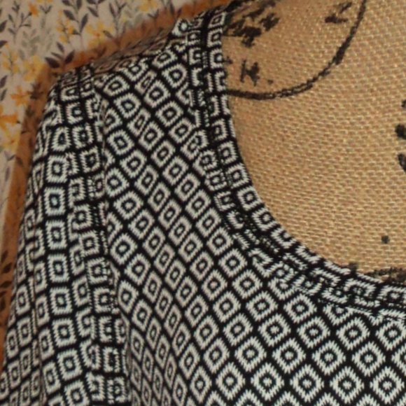 Geometric Patterned Top - Picture 4 of 7